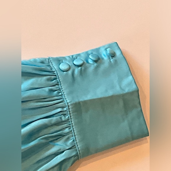 In The Style x Billie Faiers satin contrast high neck ruched skirt in blue/green - Picture 11 of 14